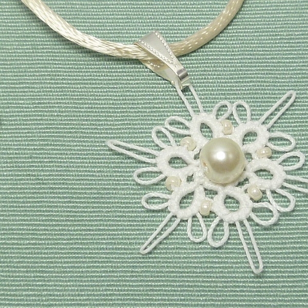 Navette Tatting pendentif en blanc et ivoire - Le petit collier de flocon de neige en dentelle victorienne fait à la main Dainty fait sur mesure avec des perles