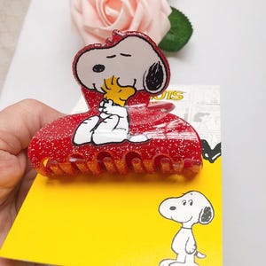 PEANUTS SNOOPY WITH FLOWERS SPARKLE DETAIL HAIR CLAW CLIP Peanuts Snoopy & Woodstock House Figural Claw Hair Clip  main image 3