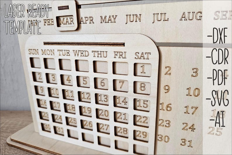 K&ouml;nnte beinhalten: Lasergeschnittenes Holzkalender-Template mit Wochentagen und Zahlen von 1 bis 31. Das Template ist bereit zum Zusammenbauen und als Tischkalender zu verwenden. Das Bild zeigt das Template in einer hellen Holzfarbe.