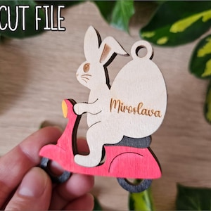 Personalisierte Osterhase Scooter Schlüsselbund SVG | Laser Cut Kaninchen Namensschild | Niedliches Ostergeschenk | Glowforge Häschen Anhänger | Digitaler Download