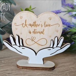 Heart in Hands Laser Cut File, Prezent dla Mamy, Symbol Miłości, Drewniana Dekoracja Domu, Glowforge SVG, Ozdoba DIY, Pobieranie Cyfrowe