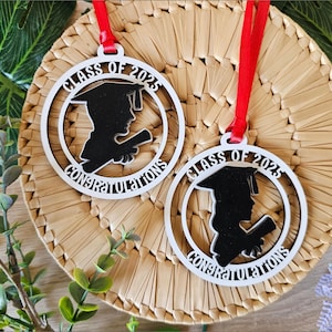 Medal ukończenia szkoły laserowo wycinany plik SVG | Absolwent chłopiec dziewczyna sylwetka tag | Szablon medalu nagrody szkolnej Glowforge MDF akryl wektor PDF