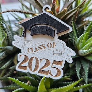 Brelok do kluczy z okazji ukończenia szkoły SVG, plik wycinany laserowo 2025 | Szablon breloka do kluczy z czapką absolwenta | Prezent Glowforge MDF dla seniorów | Pamiątka z klasy 2025