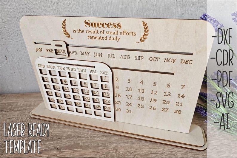 K&ouml;nnte beinhalten: Lasergeschnittenes Holz-Desktop-Kalender-Template mit einem monatlichen Kalenderraster und einem motivierenden Zitat: "Erfolg ist das Ergebnis kleiner Anstrengungen, die t&auml;glich wiederholt werden".