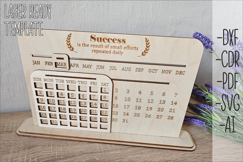K&ouml;nnte beinhalten: Lasergeschnittene Holz-Desktop-Kalender-Vorlage mit einem monatlichen Kalenderraster und einem motivierenden Zitat: "Erfolg ist das Ergebnis kleiner Anstrengungen, die t&auml;glich wiederholt werden".