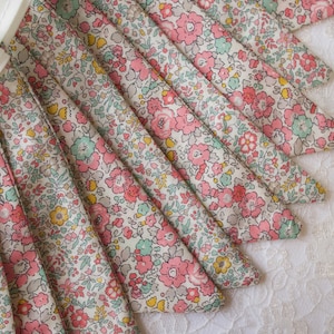 Bandierine da prato Liberty Tana di lusso con motivo floreale - 3 m di lunghezza