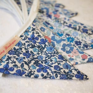 Bandierine da prato Liberty Tana floreali blu e bianche - 3,80 m di lunghezza