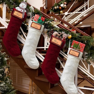 Personalisierte Name Weihnachtsstrümpfe, 4er-Pack Weiß Rote Strümpfe, Leder Traditionelle Weihnachten mit Benutzerdefinierte Karte