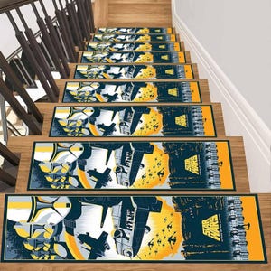 Puede incluir: Peldaños de escalera con diseño de Star Wars. Los peldaños muestran imágenes de naves espaciales, personajes y el logotipo de Star Wars en amarillo, gris y azul marino. El texto "STAR WARS ATTACK OF THE CLONES" es visible.