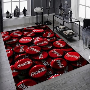 Könnte beinhalten: Rote Coca-Cola-Flaschenverschlüsse auf schwarzem Hintergrund. Die Verschlüsse sind in einem zufälligen Muster angeordnet und alle in die gleiche Richtung ausgerichtet. Die Verschlüsse sind alle gleich groß und gleich geformt.
