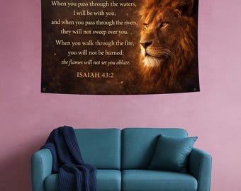 Tapiz con versículo bíblico de Isaías 43:2, arte cristiano para pared, decoración del León de Judá, tapiz con escritura religiosa, regalo inspirador de fe.