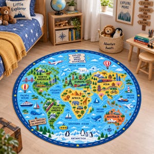 Peut inclure: Un tapis rond illustrant une carte du monde colorée avec des continents, des océans et divers monuments. Le design comprend des textes tels que Explore Learn Dream Go Further et Small Travellers Big Adventures, ainsi que des icônes d'animaux, de véhicules et de bâtiments.