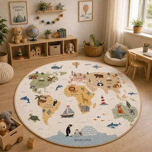 Può includere: Un grande tappeto rotondo con una colorata illustrazione di una mappa del mondo. Il design include continenti etichettati, vari animali e punti di riferimento come una barca a vela, un faro e un igloo, su uno sfondo color crema chiaro.