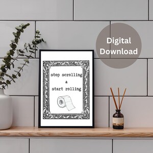 Può includere: Arte da parete stampabile in bianco e nero con una cornice decorativa e il testo "stop scrolling & start rolling" con un'illustrazione di rotolo di carta igienica.