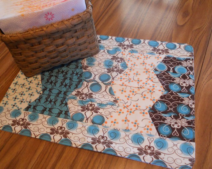 Sunny Charm Quilted Table Topper NCU0DDK512