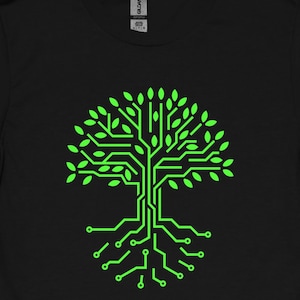 Könnte beinhalten: Ein schwarzes T-Shirt mit einer grünen Grafik eines Baumes mit Leiterplattenästen und -wurzeln.