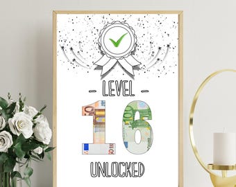 Op de afbeelding: Een rechthoekige ingelijste print met de tekst LEVEL 16 UNLOCKED. Het getal 16 is gevuld met afbeeldingen van eurobiljetten. Boven de tekst staat een cirkelvormig embleem met een groen vinkje, omringd door zwarte spikkels en sterachtige lijnen.