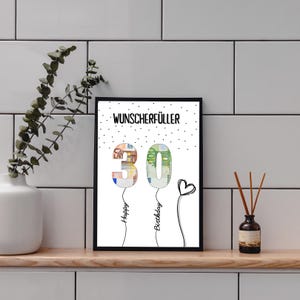 Może przedstawiać: Oprawiony nadruk urodzinowy z liczbą "30" zaprojektowaną jako balony wypełnione banknotami euro. Słowa "Happy Birthday" i "Wunscherf&uuml;ller" są r&oacute;wnież uwzględnione. Zawiera r&oacute;wnież czarne serce.