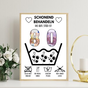 Op de afbeelding: Een wit bord met zwarte tekst en afbeeldingen met de tekst "Schonend Behandeln Das Gute St&uuml;ck Ist 80". Het getal 80 is gemaakt van eurobiljetten. Onder het getal staat een wasinstructiesymbool met bubbels. Onder het symbool staan vier andere symbolen met tekst: "Falten Nicht B&uuml;gelbar", "F&uuml;r Frische Sorgen", "Behutsam Pflegen" en "Nicht H&auml;ngen Lassen".