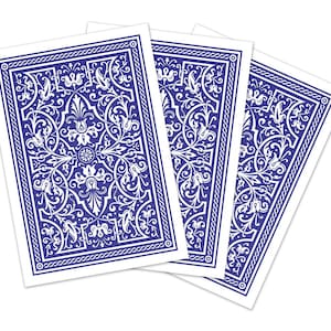 Pode incluir: Três cartas de baralho com um design azul e branco ornamentado no verso. O design apresenta padrões florais e de rolagem dentro de uma borda retangular. As cartas estão ligeiramente em leque, mostrando a obra de arte detalhada.