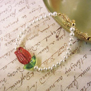 Pulsera vintage de perlas de tulipán rojo, cuentas de flores de cristal checo, perlas de cristal Swarovski, colección Spring Garden Romance, joyería con letras de amor