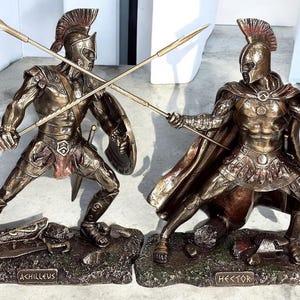 Statua di Achille contro Ettore, bronzo fuso a freddo, duello tra eroi greci della guerra di Troia, scultura artistica