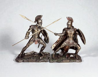 Estatua de Aquiles contra Héctor, bronce fundido en frío, duelo de héroes griegos de la Guerra de Troya, escultura artística.