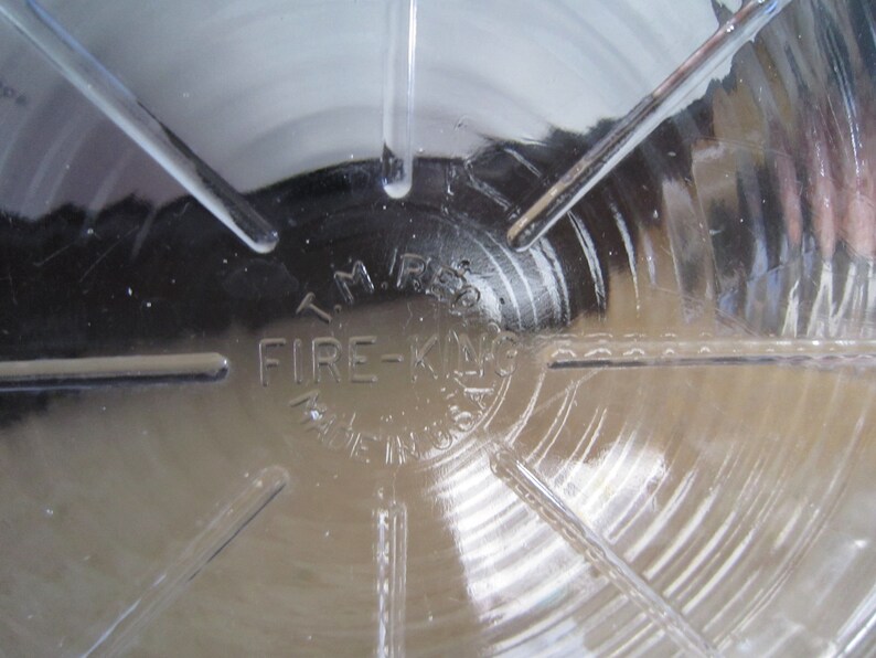 Puede incluir: Primer plano de la parte inferior de un taz&oacute;n de vidrio transparente con las palabras "T.M. Reg. FIRE-KING Made in U.S.A." grabadas en el vidrio.