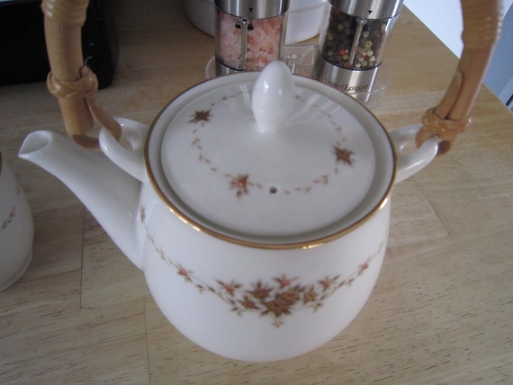 アイボリーノリタケ　ディナーセット　41ピース　7549suffolk Noritake Suffolk Mini Teapot & Matching Tea Cups Asian Tea Set