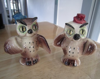 Anthropomorphic Owls Wearing Derby Hats Salt and Pepper Shakers, Japan