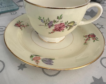 Juego de taza y platillo Household Institute, modelo Priscilla, con detalles florales y dorados.