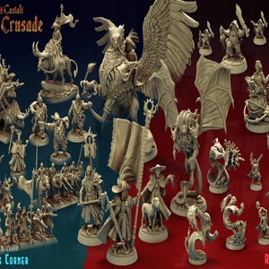 Puede incluir: Una colección de 28 figuras en miniatura sin pintar para juegos de rol de mesa. Las figuras están hechas de plástico gris claro y representan varios personajes, criaturas y objetos. Las figuras están dispuestas sobre un fondo rojo con el texto "La casa del Castali Scarlet Crusade" y "Wargaming Corner" en la parte inferior.