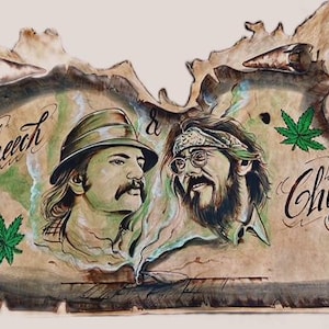 Puede incluir: Una ilustración de estilo vintage de Cheech y Chong, dos figuras icónicas de la cultura del cannabis. La imagen presenta sus retratos con una hoja de marihuana verde y el texto "Cheech & Chong's" en una fuente estilizada.
