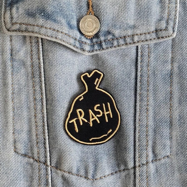 Jag är skräp // Svart väska DIY broderad stryk-sy-på lapp meme-applikation hantverk motiv presentidé rolig mörk humor lappar för jackor estetik