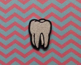 Molar Opposites // Toppa ricamata fai da te con motivo a forma di dente, da stirare e cucire, motivo decorativo, artigianato estetico, regalo carino e inquietante, denti gotici per giacche nel Regno Unito.