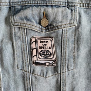 Sorcellerie pour les nuls // fer à coudre bricolage livre de sorts brodé badge esthétique artisanat sorcière magique rose cadeau pour elle vestes au Royaume-Uni x