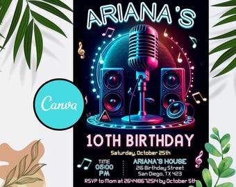 Puede incluir: Una invitación de cumpleaños de color rosa y azul neón con un micrófono, altavoces y notas musicales. El texto dice "Ariana's 10th Birthday" e incluye detalles sobre la fiesta, como la fecha, la hora, la ubicación y la información de RSVP.
