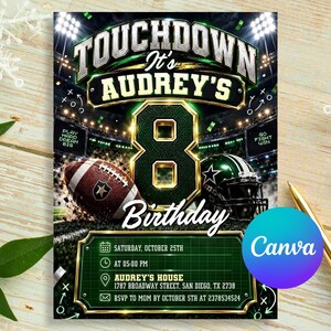 Peut inclure: Une invitation d'anniversaire sur le thème du football avec un grand chiffre 8, un ballon et un casque sur fond de stade. Le texte indique TOUCHDOWN It's AUDREY'S 8 Birthday, Saturday, October 25th, at 05:00 PM, AUDREY'S HOUSE, 1787 Broadway Street, San Diego, TX 2738.