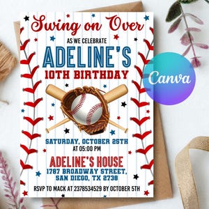 Puede incluir: Una tarjeta de invitación de cumpleaños con temática de béisbol con el texto Swing on Over as we celebrate Adeline's 10th Birthday. El diseño incluye una pelota, un guante y dos bates, con estrellas rojas y azules sobre un fondo blanco a rayas.