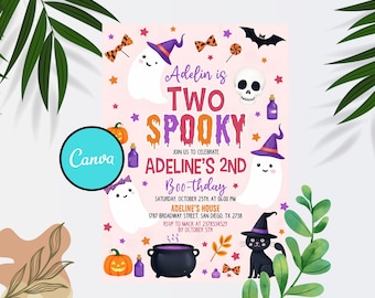 Puede incluir: Invitación rosa con temática de Halloween con el texto "Adelin is TWO SPOOKY" y "2º cumpleaños de Adeline". El diseño incluye fantasmas, calabazas, una calavera, un gato negro y un caldero. El logotipo de Canva es visible.