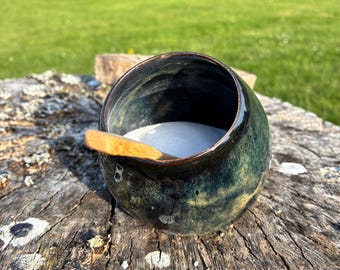 Salero artesanal y cuchara de madera.