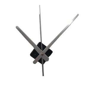 Puede incluir: Agujas de reloj plateadas con un centro cuadrado negro. Las agujas son finas y elegantes, con un diseño moderno. Las manecillas de las horas, minutos y segundos son visibles, perfectas para proyectos de relojería.