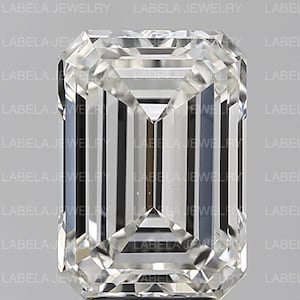 Pode incluir: Um diamante de corte esmeralda transparente com uma superfície brilhante e facetada.
