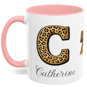 Caneca com inicial em estampa de leopardo, caneca de café personalizada com nome e detalhe de laço charmoso.