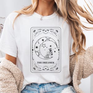 Maglietta "Tarot Card Dreamer", maglietta dai colori confortevoli, maglietta in stile vintage per sognatori, amanti dell'astrologia, regalo di astrologia, vestibilità comoda, maglietta retrò