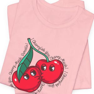 Cherry Graphic Tee: &quot;Ich schätze dich Cherry viel!&quot; Bella Canvas Baumwollhemd