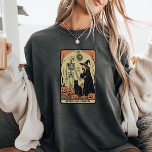 T-shirt d'Halloween de carte de tarot de style rétro sorcière, t-shirt couleurs confort, conception vintage de squelette de sorcière, fêtes d'halloween, cadeau pour elle