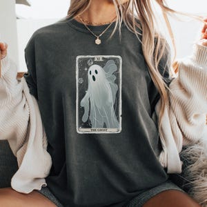 Divertente maglietta con tarocchi di fantasmi spettrali, maglietta dai colori comodi, maglietta in stile vintage per gli amanti dei fantasmi, regalo di astrologia, tema di Halloween, maglietta retrò