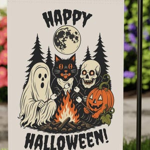 Może przedstawiać: Prostokątna flaga ogrodowa z kremowym tłem i napisem HAPPY HALLOWEEN. Grafika przedstawia ducha, czarnego kota i szkielet piekące pianki nad ogniskiem w lesie pod pełnią księżyca oraz dynię z wyciętą twarzą.