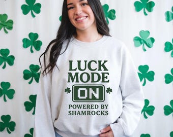 Camiseta con el Día de San Patricio "Modo Suerte" - Camiseta retro de trébol pixelado - Regalo irlandés divertido - Camiseta minimalista de trébol - Top de fiesta del 17 de marzo